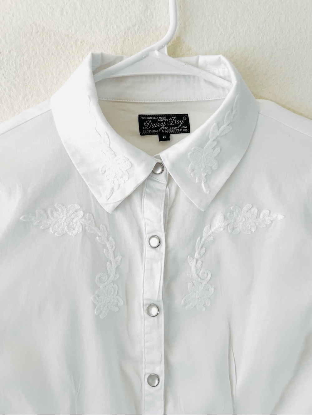 Dairy Boy Tailored Pearl Snap Top Shirt Size: 6 Color: White - Picture 4 of 16
